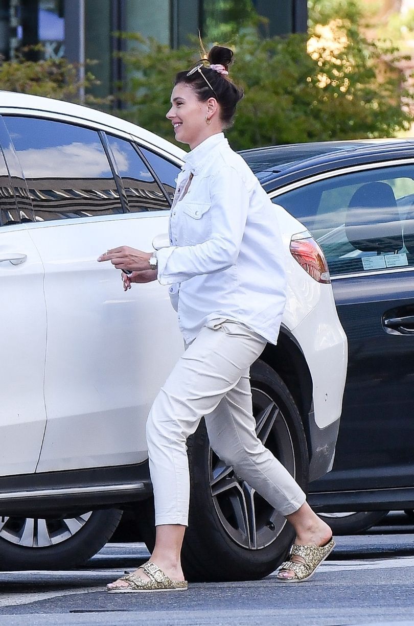 Klaudia Halejcio stroi mini, pakując obraz do bagażnika