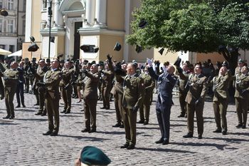 Rogatywki w górę! Wielkie święto Wojska Polskiego w Toruniu: promocja oficerska wróciła po latach