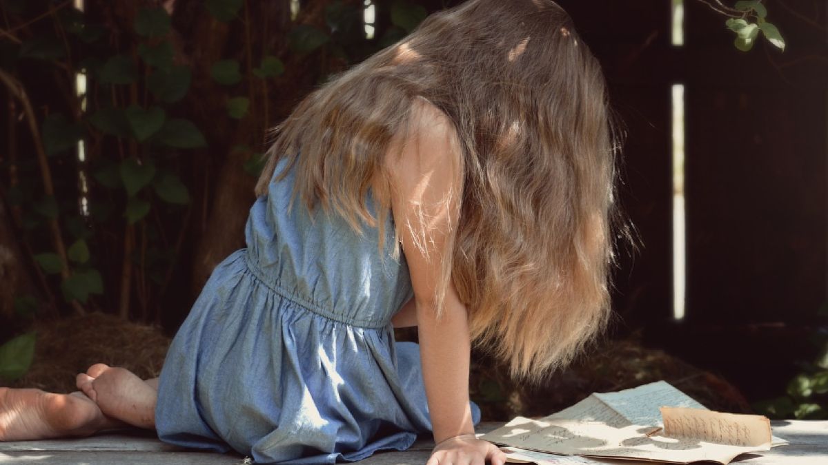 Dziewczynka lubi swoje długie włosy