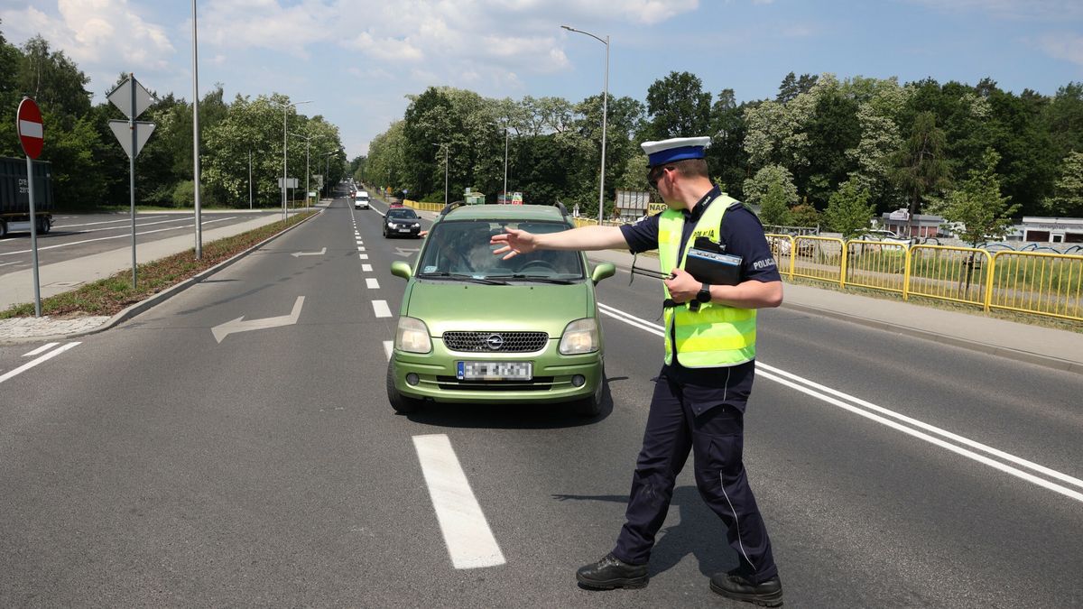 Akcja policji Bo?e Cia?o w Zielonej Górze
07.06.2023 Zielona Gora akcja policji Boze Cialo N/z Drogowka drogowki policja policji mandat policjant policjanta mandatem mandaty kontrola kierowcy kontroluja kierowce policyjna kontrola radar laser laserowy predkosc predkosci 
fot. Piotr Jedzura/REPORTER
Piotr Jedzura/REPORTER