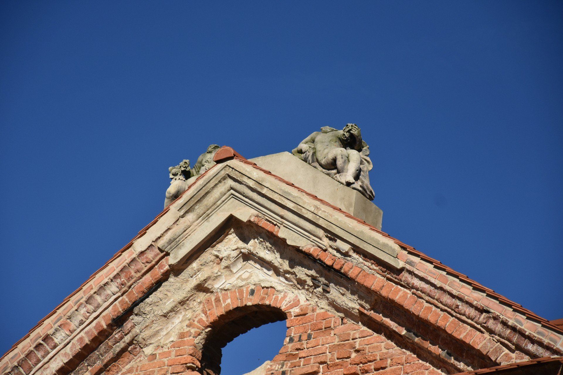 Po II wojnie światowej żołnierze Armii Czerwonej strzelali do tych rzeźb, niszcząc ich głowy. Robili to &#34;dla zabawy&#34;.