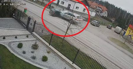 SUV wbił się w Corsę. Nagranie mrożące krew w żyłach