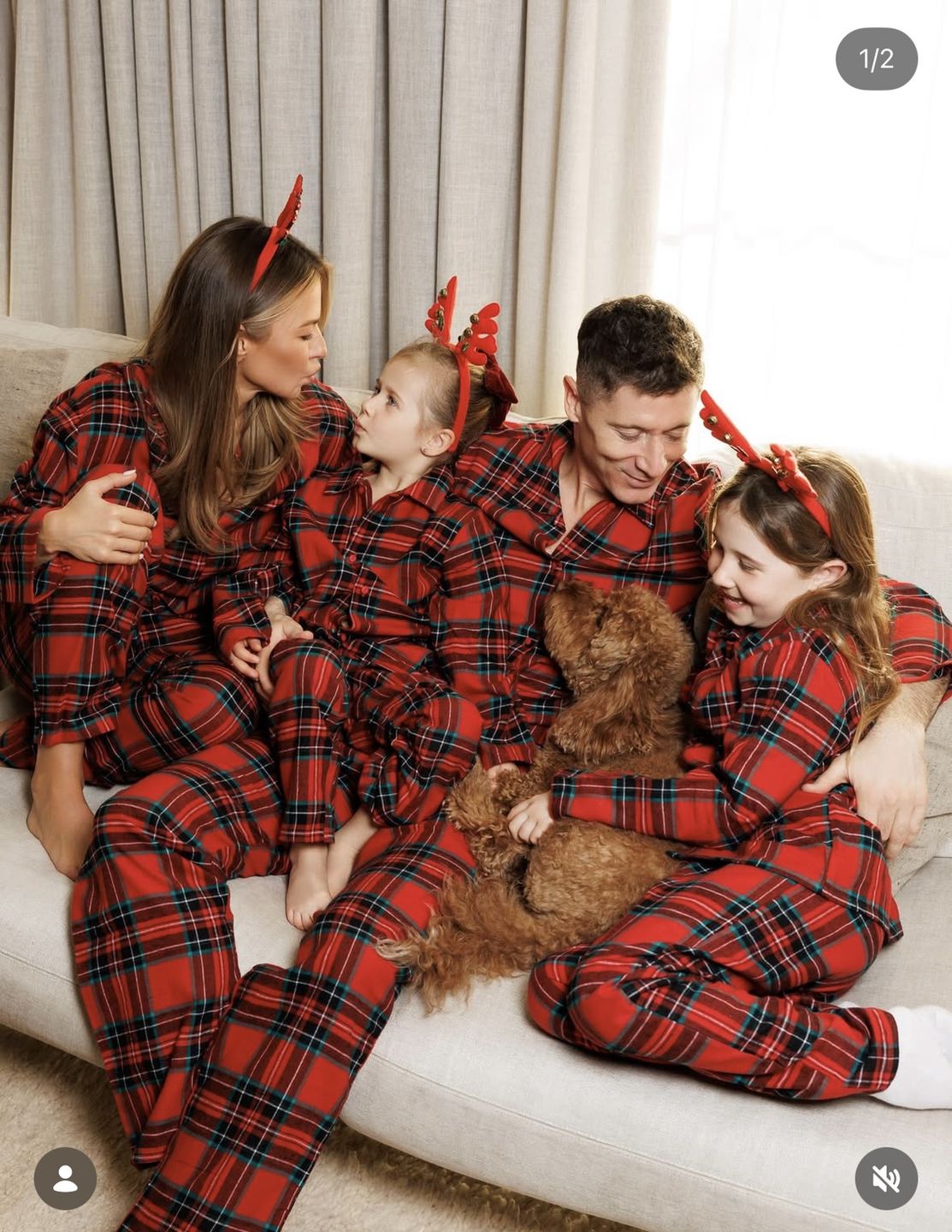 Anna i Robert Lewandowscy z córkami