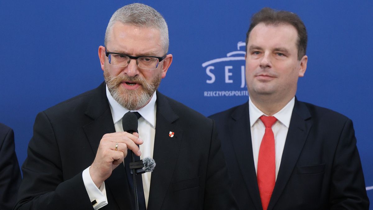 Warszawa, 11.06.2025. Europoseł Grzegorz Braun (L) oraz prawnik, poseł na Sejm VIII kadencji Jacek Wilk (P) podczas konferencji prasowej w Sejmie w Warszawie, 11 bm. Na konferencji ogłoszono przystąpienie Jacka Wilka do Konfederacji Korony Polskiej Grzegorza Brauna. (jm) PAP/Rafał Guz