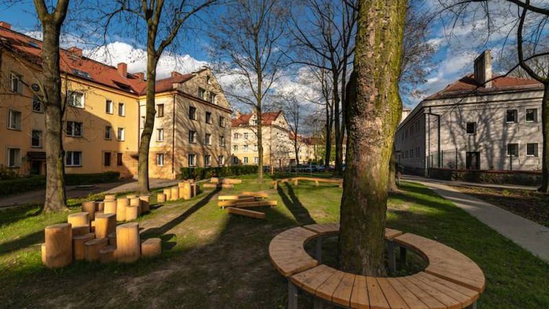 Tychy. Dzięki budżetowi obywatelskiemu podwórko przeszło metamorfozę.