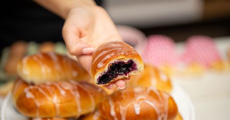 Puszyste jagodzianki po brzegi wypełnione farszem. Zachwycą małego i dużego łasucha