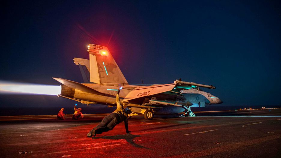 F/A-18E/F Super Hornet startujący z lotniskowca USS Dwight D. Eisenhower.