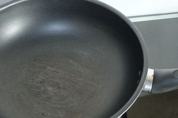 Zauważyłeś to na patelni teflonowej? Lepiej szybko się jej pozbądź