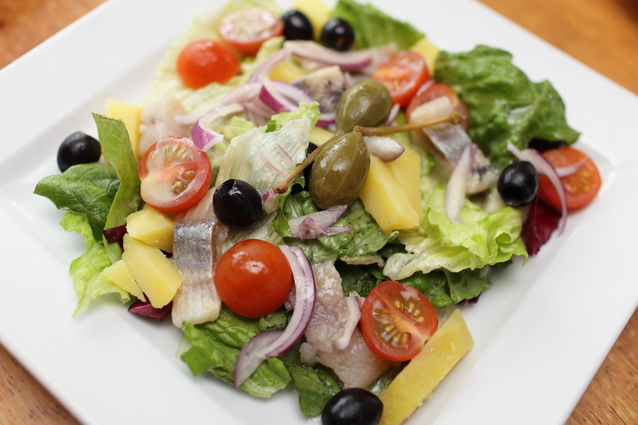 Alternatywa dla śledzi w śmietanie. Lekka sałatka na wigilię i sylwestra