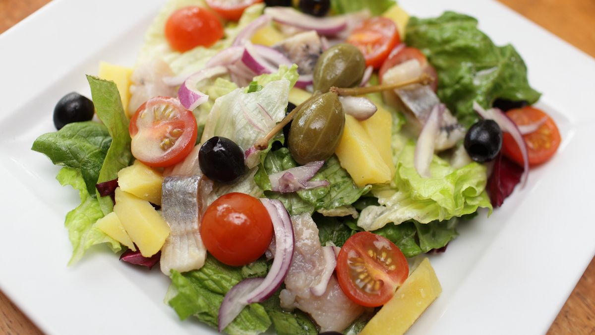 Lekka sałatka śledziowa w stylu śródziemnomorskim