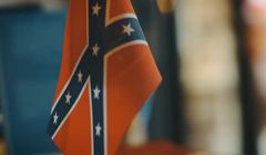 Czarny mężczyzna reklamuje piwo Mentzena, symbole Konfederacji z wojny secesyjnej w tle (wideo)