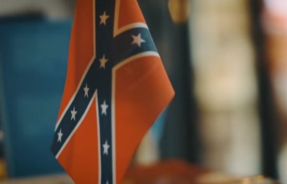 Czarny mężczyzna reklamuje piwo Mentzena, symbole Konfederacji z wojny secesyjnej w tle (wideo)