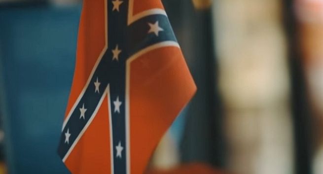 Czarny mężczyzna reklamuje piwo Mentzena, symbole Konfederacji z wojny secesyjnej w tle (wideo)