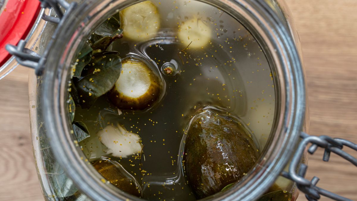 Biały nalot na kiszonych ogórkach niepokoi wiele osób