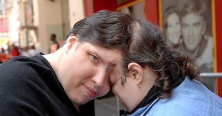 Najsłynniejsze bliźniaki syjamskie żyją razem już od 61 lat. Ich przypadłość ich nie ogranicza: "Dziewictwo straciłam w wieku 23 lat"