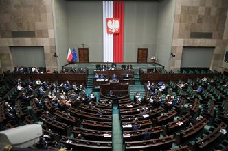 Podwyżki dla władzy warte 45 mln zł. Policzyliśmy kwotę, jakiej nie pokazali posłowie