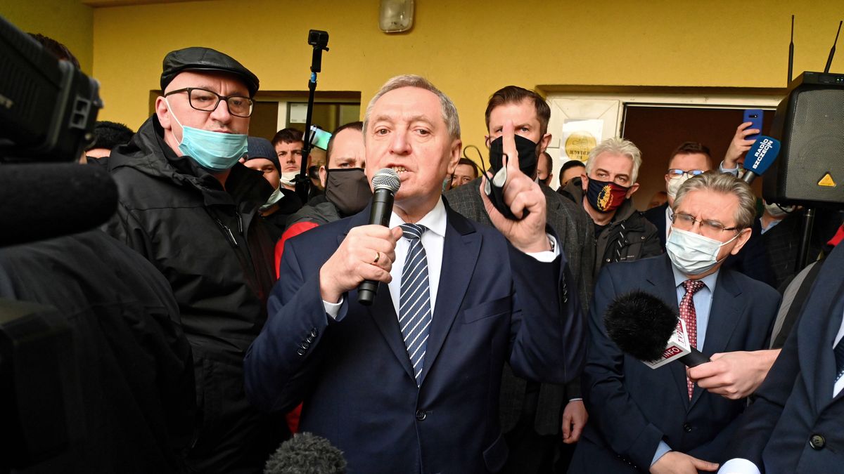 Barzkowice, 03.02.2022. Wicepremier, minister rolnictwa i rozwoju wsi Henryk Kowalczyk (C) podczas spotkania w Zachodniopomorskim Ośrodku Doradztwa Rolniczego w Barzkowicach, 3 bm. (sko) PAP/Marcin Bielecki