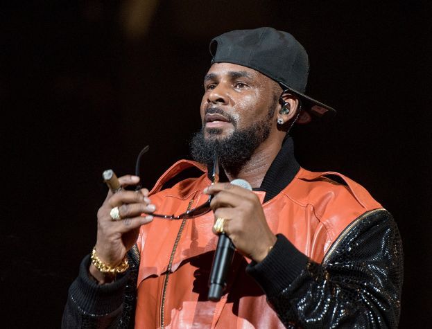 R.Kelly molestował, gwałcił i... kazał pić mocz swoim fankom!