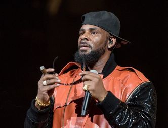 R.Kelly molestował, gwałcił i... kazał pić mocz swoim fankom!