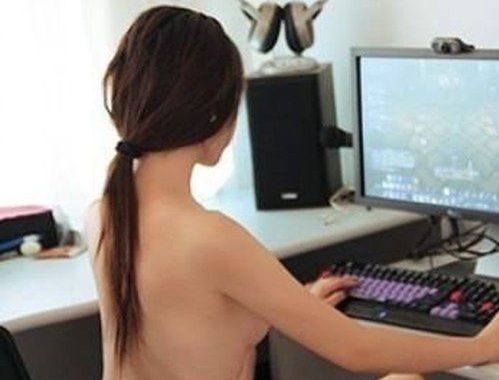 Kobiety przed komputerami, kiedy robi się naprawdę gorąco