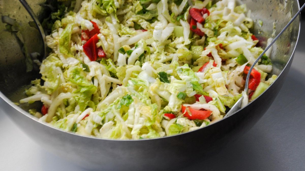 Młoda kapusta będzie idealnym składnikiem wiosennych sałatek