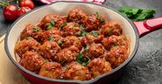 Powrót do klasyki. Klopsy w sosie pomidorowym to obiad na chłodne dni
