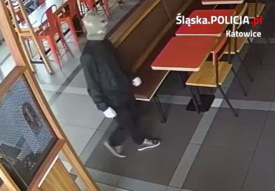 Napastnik miał zasłoniętą twarz szarym materiałem. Podczas napadu miał na dłoniach białe rękawiczki