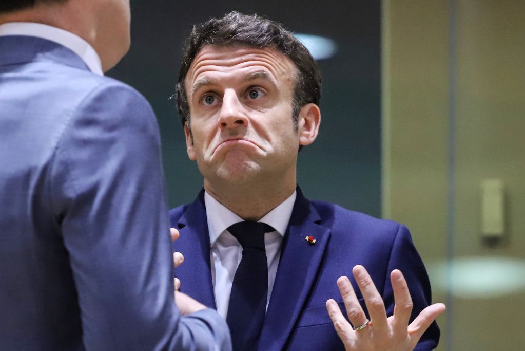 Macron mówi, by "nie upokarzać Rosji". Ale propaganda Kremla nie ma dla niego litości