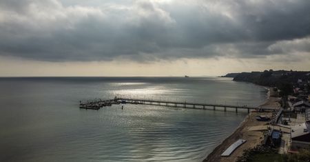 Czerwone flagi nad Bałtykiem. Tym grozi wejście do wody