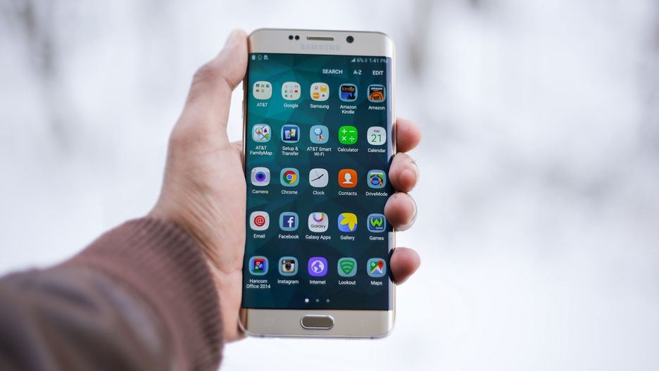 Wystarczy telefon z dostępem do internetu oraz kilka przydatnych narzędzi, dzięki którym bez problemu nadrobisz urzędowe zaległości z każdego miejsca w którym jesteś. 