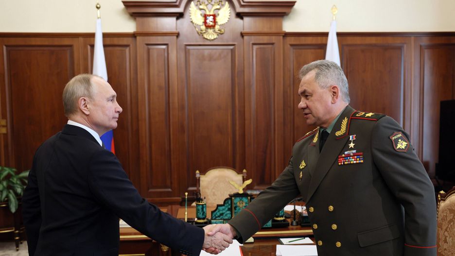 Russian President Vladimir Putin meets with Defence Minister Sergei Shoigu
epa10576508 Russian President Vladimir Putin (L) shakes hands with Defence Minister Sergei Shoigu during their meeting at the Kremlin in Moscow, Russia, 17 April 2023. More than 25,000 servicemen, 167 ships, including 12 submarines, as well as 89 aircraft and helicopters, are participating in a surprise inspection of the Pacific Fleet, Shoigu announced at the meeting with Putin.  EPA/GAVRIIL GRIGOROV/SPUTNIK/KREMLIN POOL / POOL MANDATORY CREDIT 
Dostawca: PAP/EPA.
GAVRIIL GRIGOROV/SPUTNIK/KREMLIN POOL / POOL