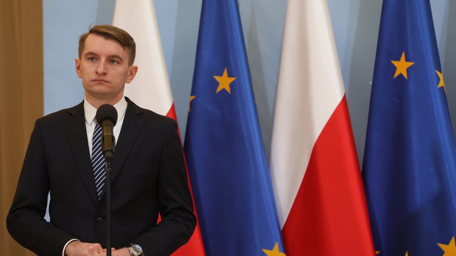 Mariusz Chłopik podczas konferencji prasowej premiera Mateusza Morawieckiego
