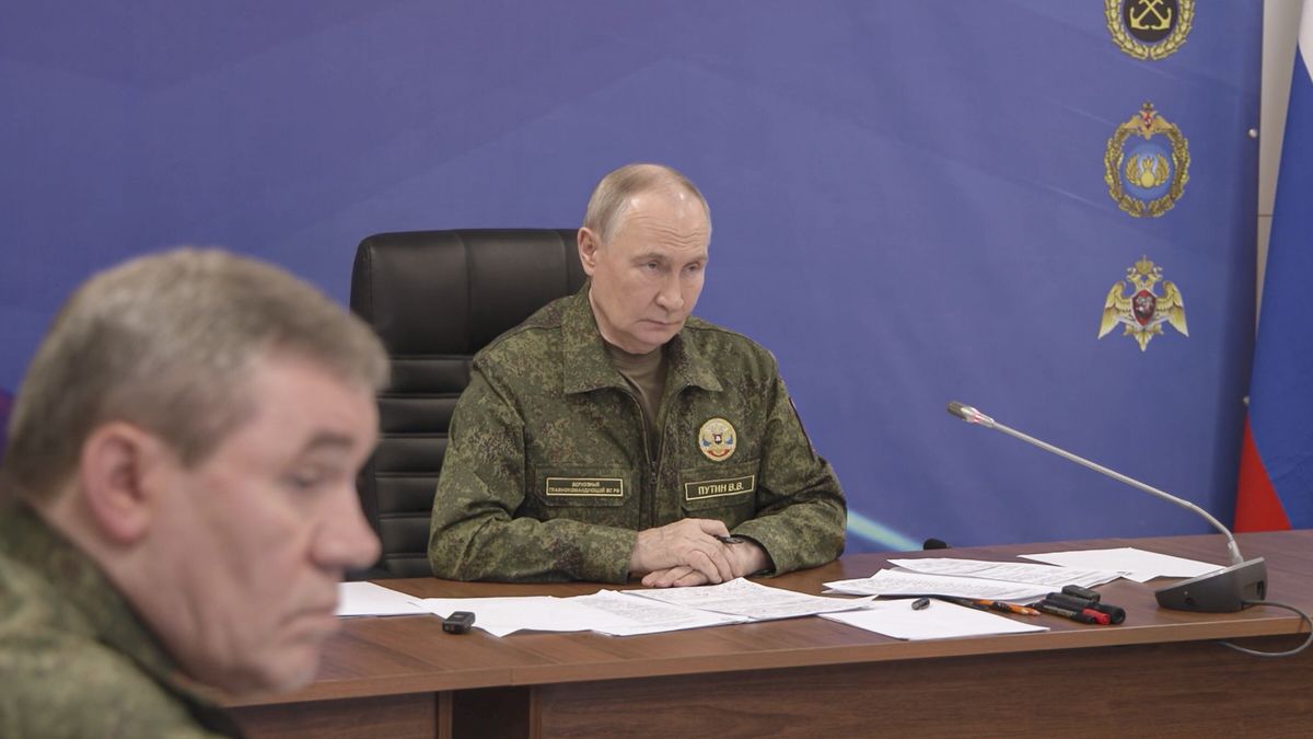 A still image taken from a handout video provided on 27 December 2025 by the Kremlin.ru shows Russian General Staff Chief Valery Gerasimov (L) and Russian President Vladimir Putin (R) during a visit to a command post of Russian Army amid the Russian-Ukrainian conflict in an undisclosed location. Russian forces have taken control of the town of Dimitrov (Mirnograd) in the Donetsk People's Republic (DPR) and the town of Gulyaipole in the Zaporozhye region, Russian General Staff Chief Valery Gerasimov said. EPA/KREMLIN.RU / HANDOUT HANDOUT EDITORIAL USE ONLY/NO SALES Dostawca: PAP/EPA.