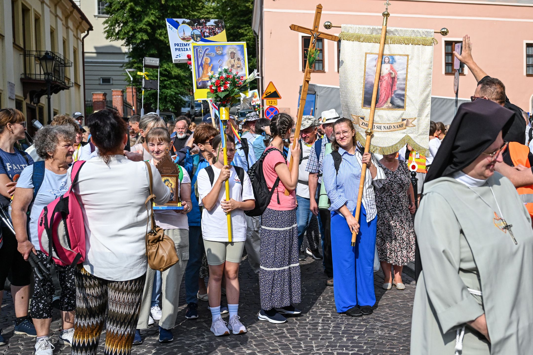 Przemyśl, 04.07.2025. Uczestnicy 45. Przemyskiej Archidiecezjalnej Pieszej Pielgrzymki na Jasną Górę wyruszają z Przemyśla, 4 bm. Pielgrzymka potrwa do 15 lipca, kiedy to pątnicy dotrą do Częstochowy. Hasło tegorocznej pielgrzymki to ?Pielgrzymi nadziei". (sko) PAP/Darek Delmanowicz