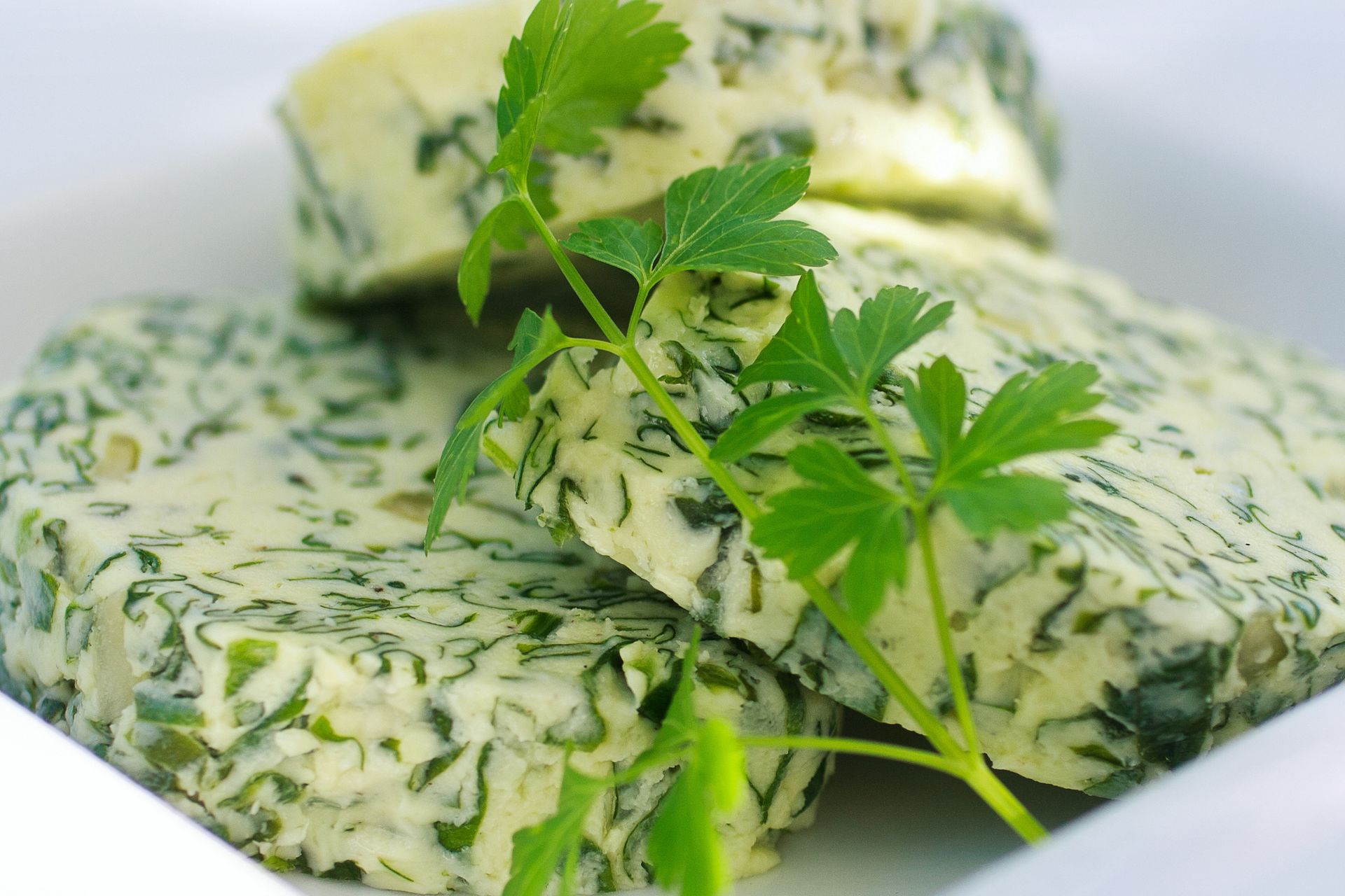 Mieszam z masłem i podaję na Wielkanoc. Do chleba jak znalazł