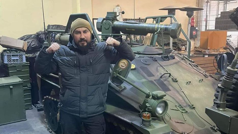 Ukraiński żołnierz z przywróconym do służby egzemplarzem tankietki Wiesel 1.