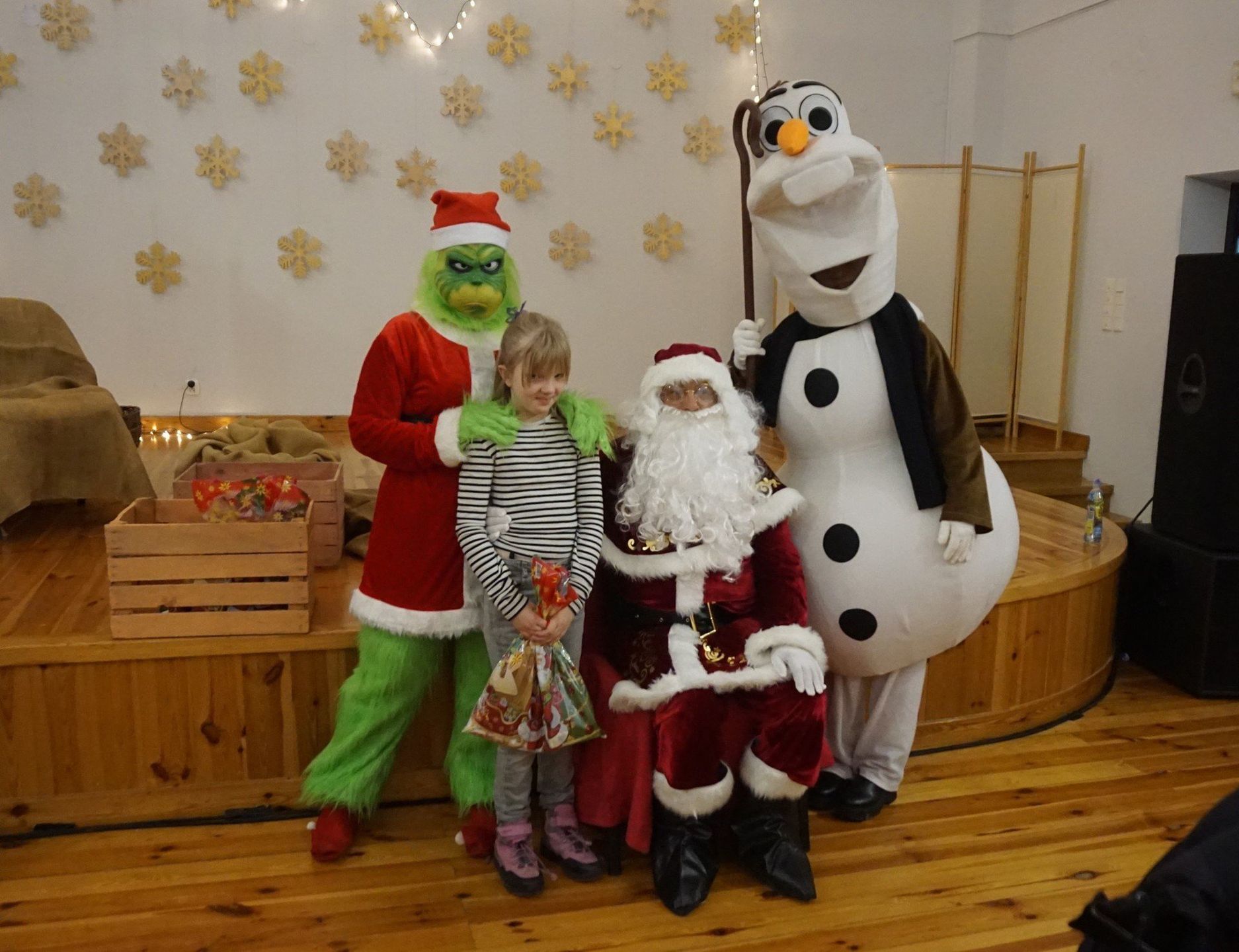 Do Domu Kultury w Koprzywnicy przyjechał także Święty Mikołaj, który dla uczestników spotkania przygotował niespodzianki.