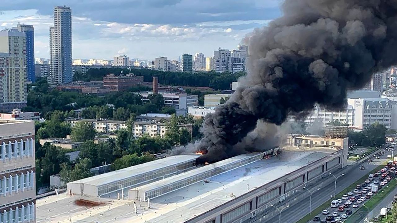 Gryzący dym nad rosyjskim miastem. Płonie ważna fabryka