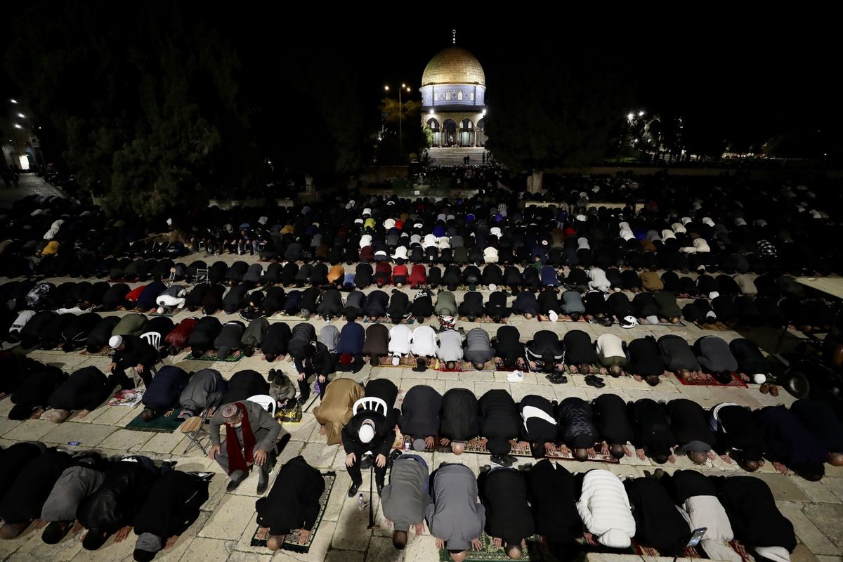 Modlitwa w pierwszy dzień ramadanu  w meczecie Al-Aksa w Jerozolimie