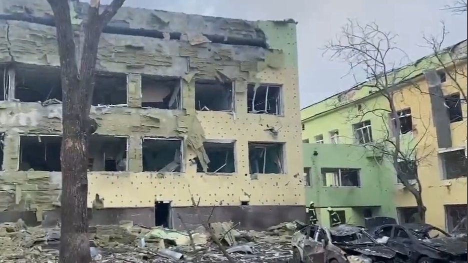 Zniszczony po rosyjskim nalocie sierociniec i szpital położniczy w Mariupolu 