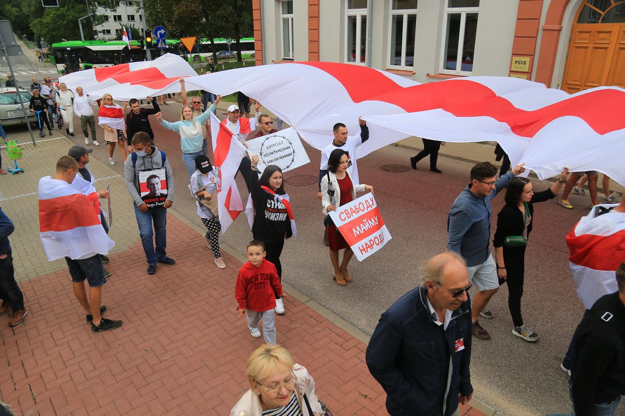 Warszawa. Rocznica wyborów na Białorusi. Reklamy w metrze promują zbiórkę