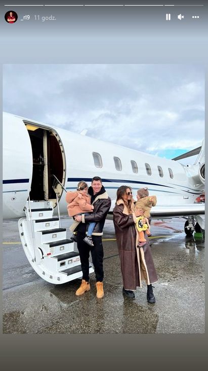Lewandowscy pozują na tle prywatnego samolotu