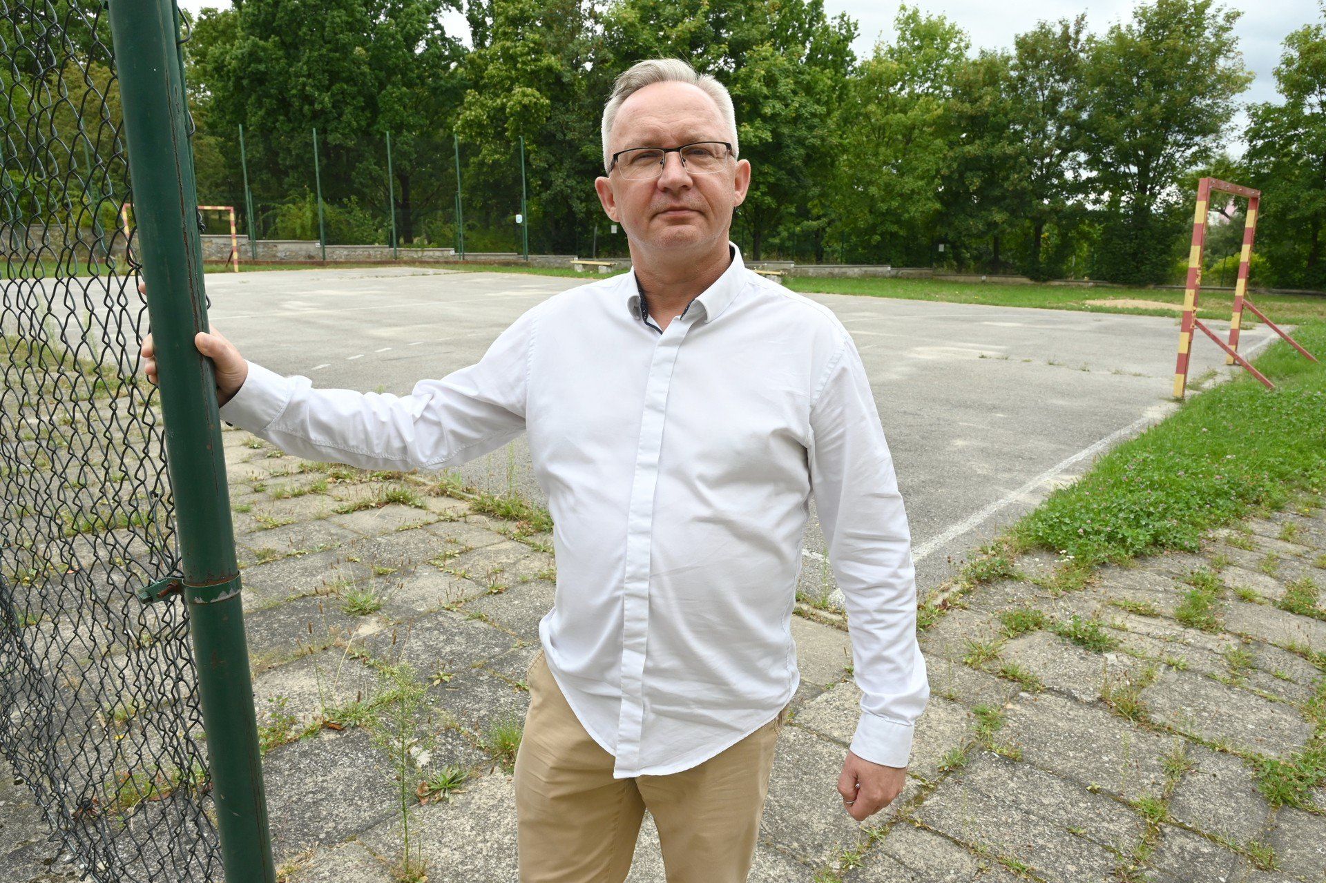 Powstanie oświetlenie, monitoring, nagłośnienie zewnętrzne, a także wygodne chodniki i miejsca do odpoczynku. Będą też tablice informacyjne, ławki i stojaki na rowery.