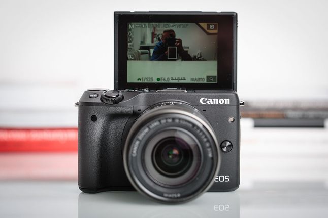 Canon EOS M3 - najnowsze wcielenie pierwszego bezlusterkowca firmy Canon z matrycą APS-C.