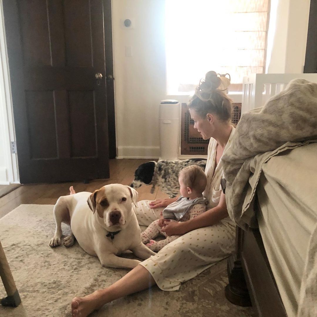 Joanna Krupa z córką Ashą i psami