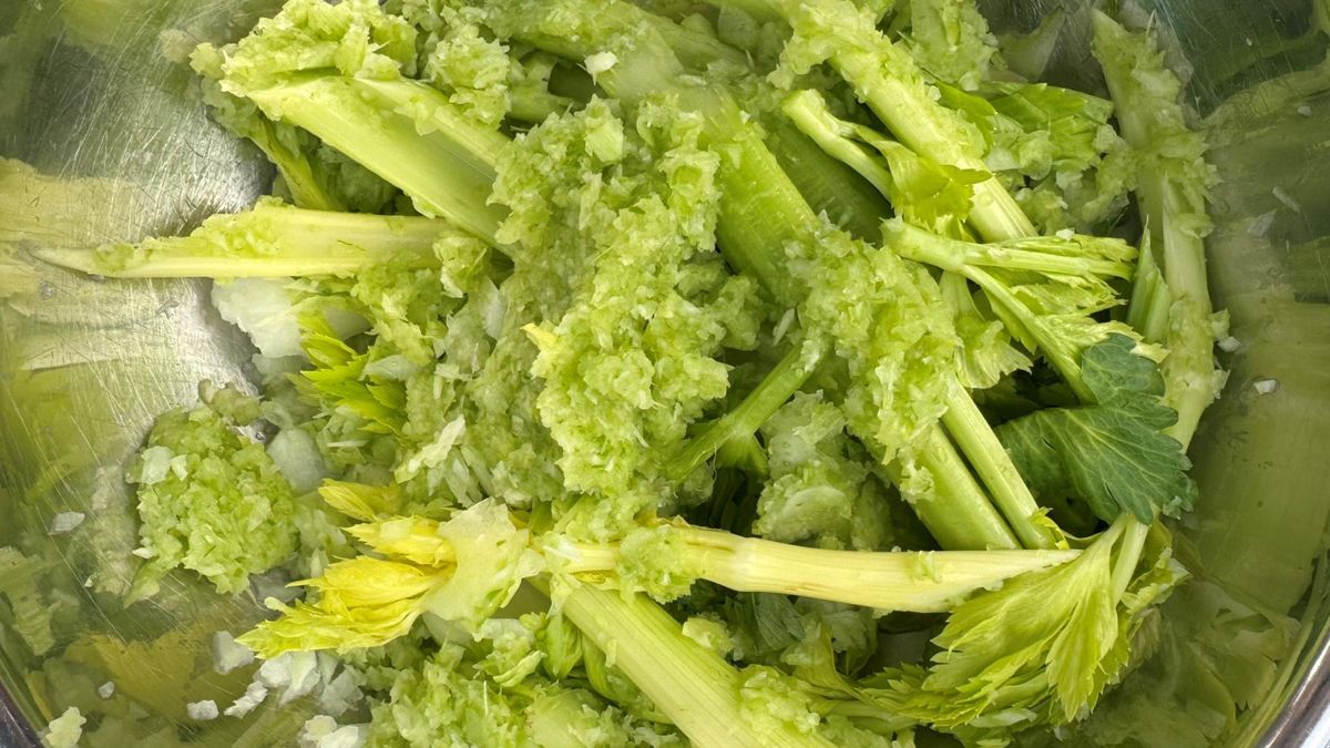 Seler naciowy wykazuje działanie antybakteryjne i przeciwzapalne oraz obniżające poziom glukozy we krwi.