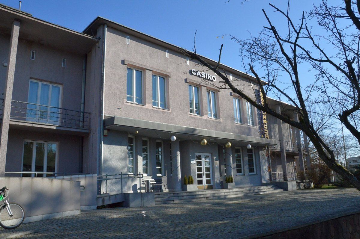 Kiedyś „Dom Gościnny Dyrekcji Zakładów Przemysłowych” dziś Hotel i Restauracja Hutnik