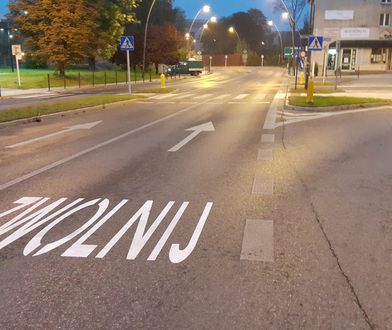 Jaworzno. Namalowane na drodze napisy mają ostrzegać