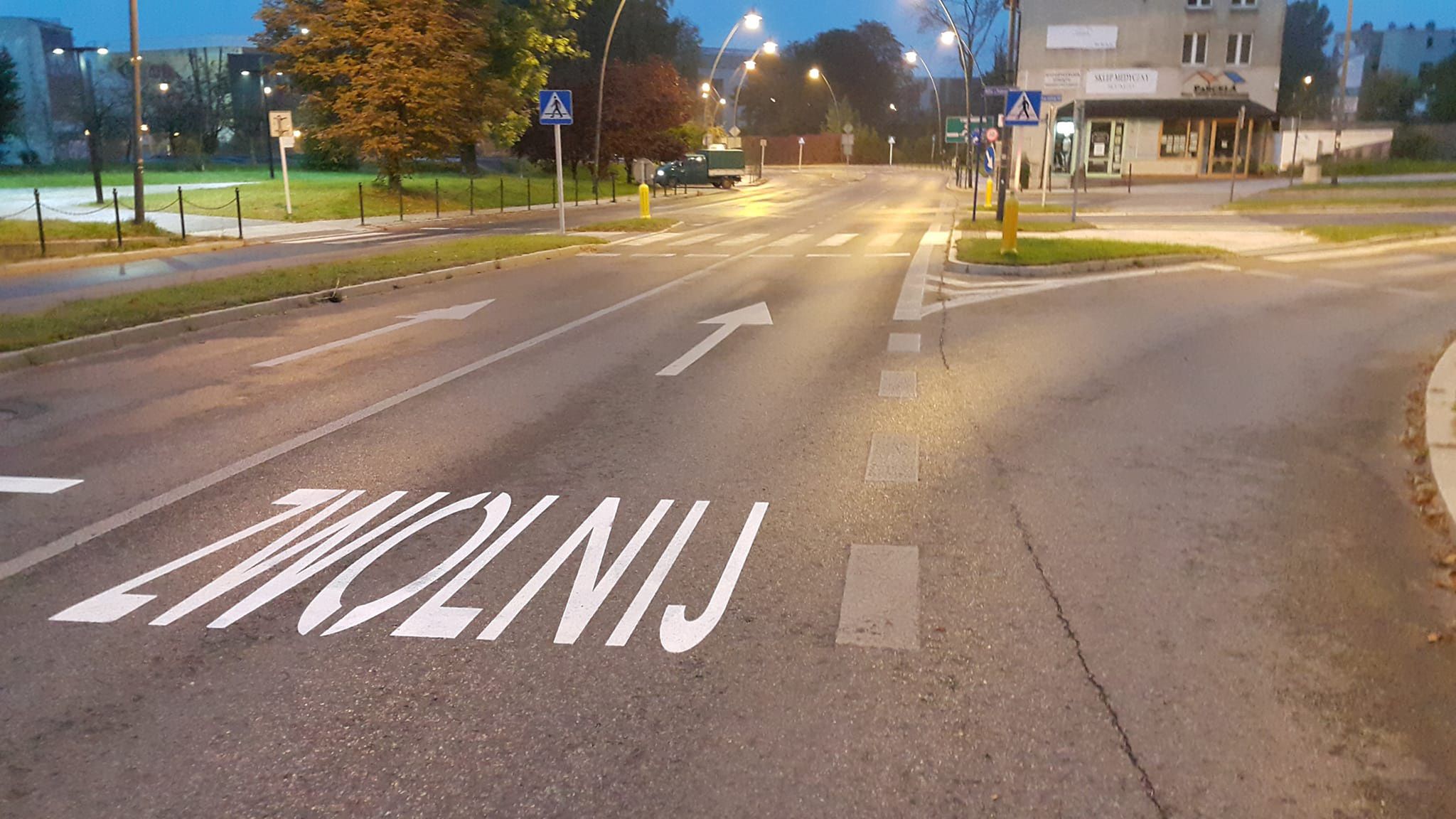 Napisy na drodze ostrzegają zarówno kierowców, jak i pieszych 