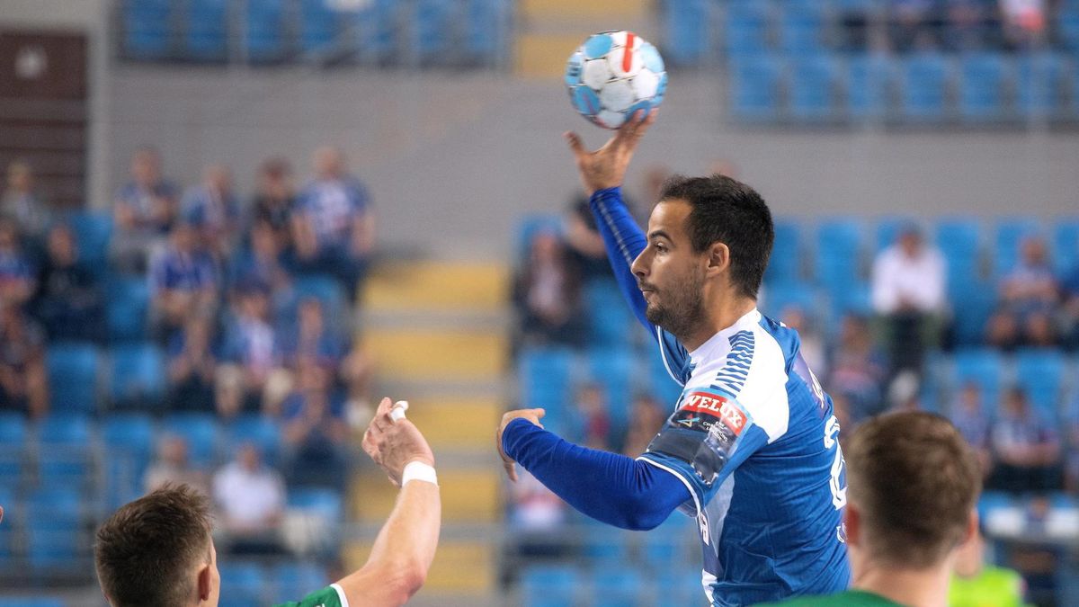 Marko Tarabochia z Orlenu Wisły Płock z zaklejonym logo Nord Stream 2 na ramieniu.